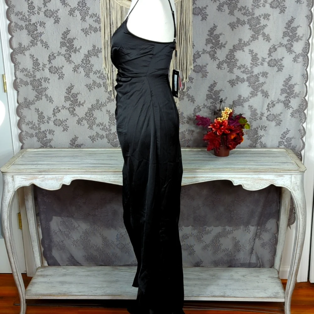 Pretty Little Thing little black dress - Picture 4 of 10